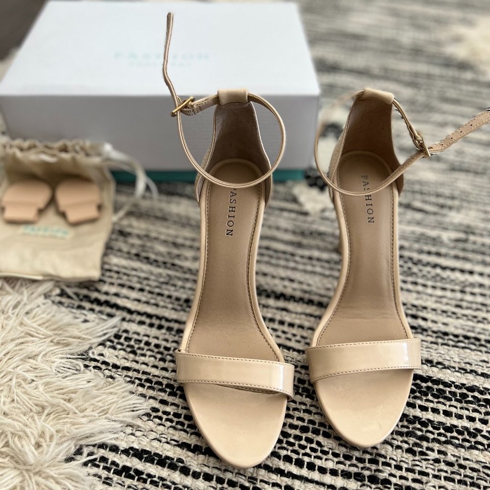 Pashionista Heels / Flats (Size: Womens 7)